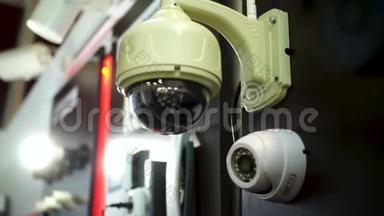 办公楼内部安防摄像头，<strong>防盗</strong>系统，安防理念.. 库存。 带有绿色的监控系统